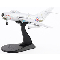Hobby Master HA2432 Mig-15bis Lt. No Kum-sok 2057 Kimpo AFB Sept 1953 1/72
